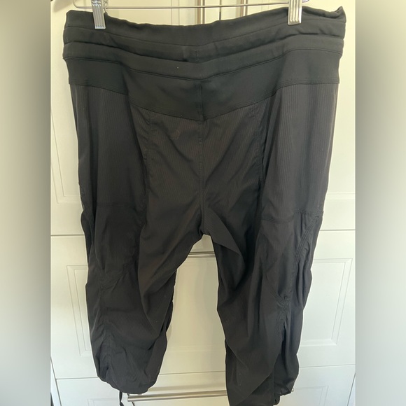 L5-🍋Lululemon🍋 dance studio crops. Black - Picture 2 of 9